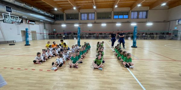 bambini disposti in campo dopo le gare di S3 minivolley in attesa della premiazione