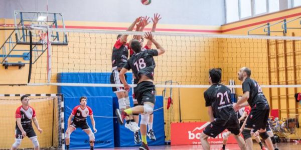 ragazzi che giocano a pallavolo